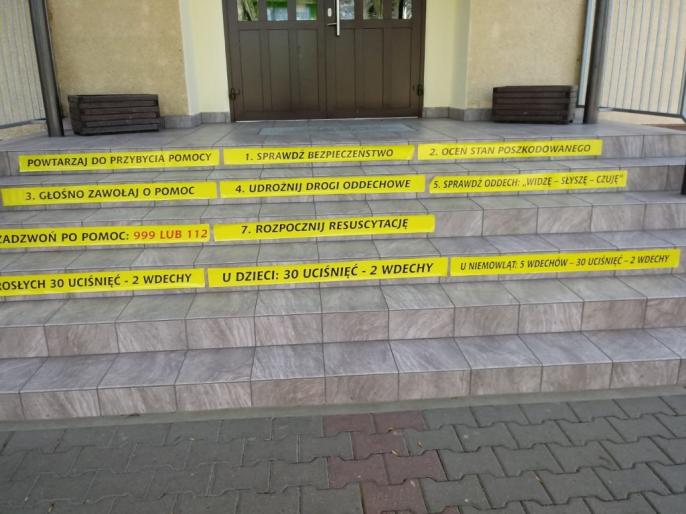 Naklejki z zasadami udzielania pierwszej pomocy