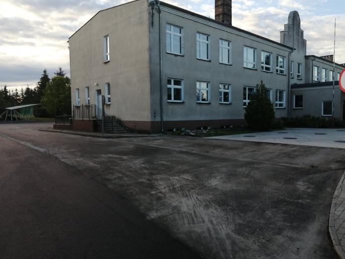 Przy szkole w Giewartowie wykonano nową nawierzchnię