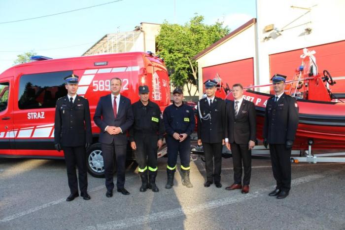 Uroczyste poświęcenie samochodu strażackiego wraz z łodzią motorową oraz garażu