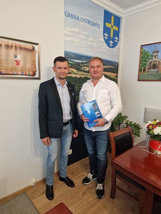 na zdjęciu Wójt z firmą EKO-BUD s.c.