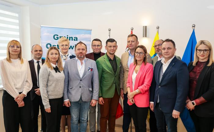 Porozumienie. Wszystkie osoby na zdjęciu biorące udział w porozumieniu